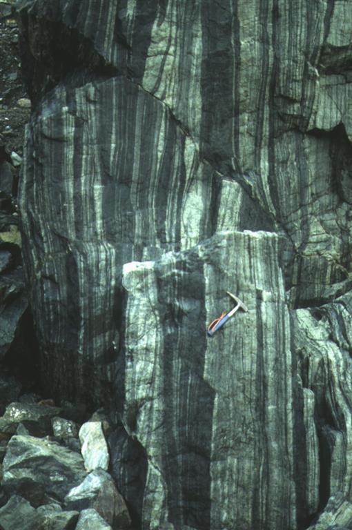 Rocas ultrabásicas bandeadas formadas por peritotitas (oscuras) y piroxenitas (claras) al nordeste de San Andrés de Teixido. Corresponden a la sección mantélica de las unidades superiores de alta presión y alta temperatura. Unidad de La Capelada
