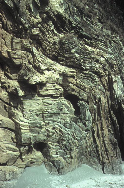 Pliegues isoclinales doblados por pliegues levantados en los Gneises de Cariño, unidad alóctona de la Capelada, en la Península de Masanteo, al sur de Cariño