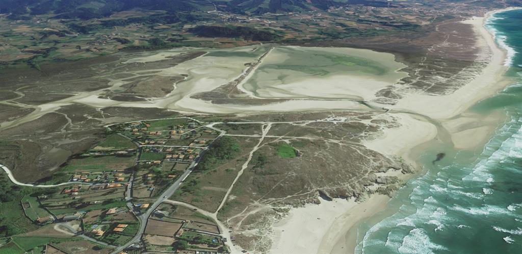 Vista oblicua complejo dunar y lagoon playa de Baldaio. © 2020 Google, data SIO, NOAA, U.S. Navy, NGA, GEBCO