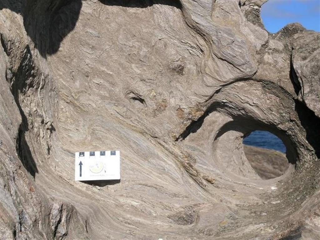 Curiosas formas de origen erosivo en afloramientos verticales de los esquistos próximos al dique