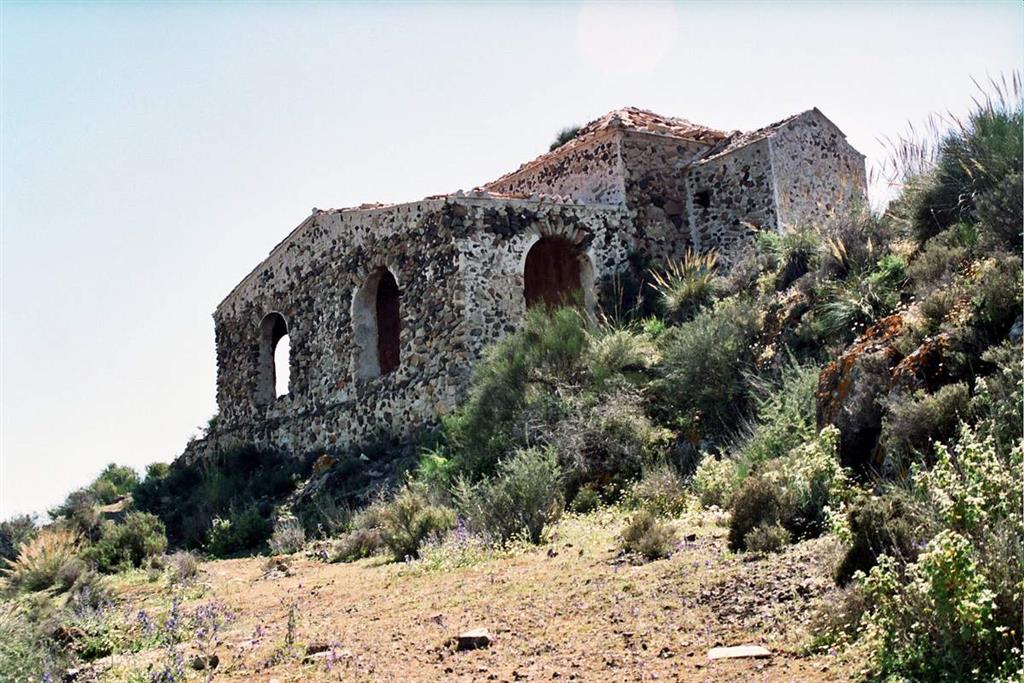 Ermita del Cabezo María. Edificación en estado ruinoso, construida sobre el túmulo de brechas submarinas de verita