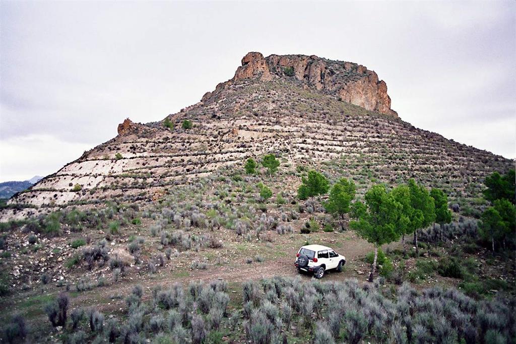 Resalte topográfico correspondiente a las coladas lamproíticas situadas sobre calizas y margas miocenas en la cumbre del cerro Salmerón