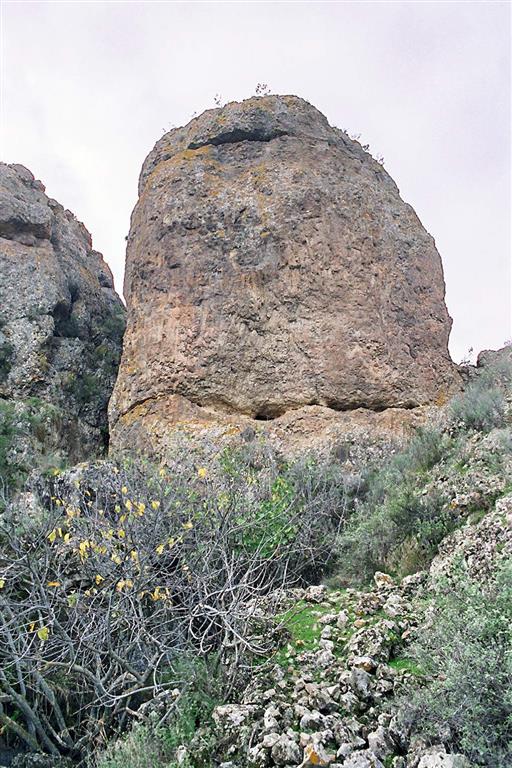 Afloramiento de coladas lamproíticas de la cumbre del cerro Salmerón. en la base del resalte se aprecia el contacto subhorizontal entre dos coladas