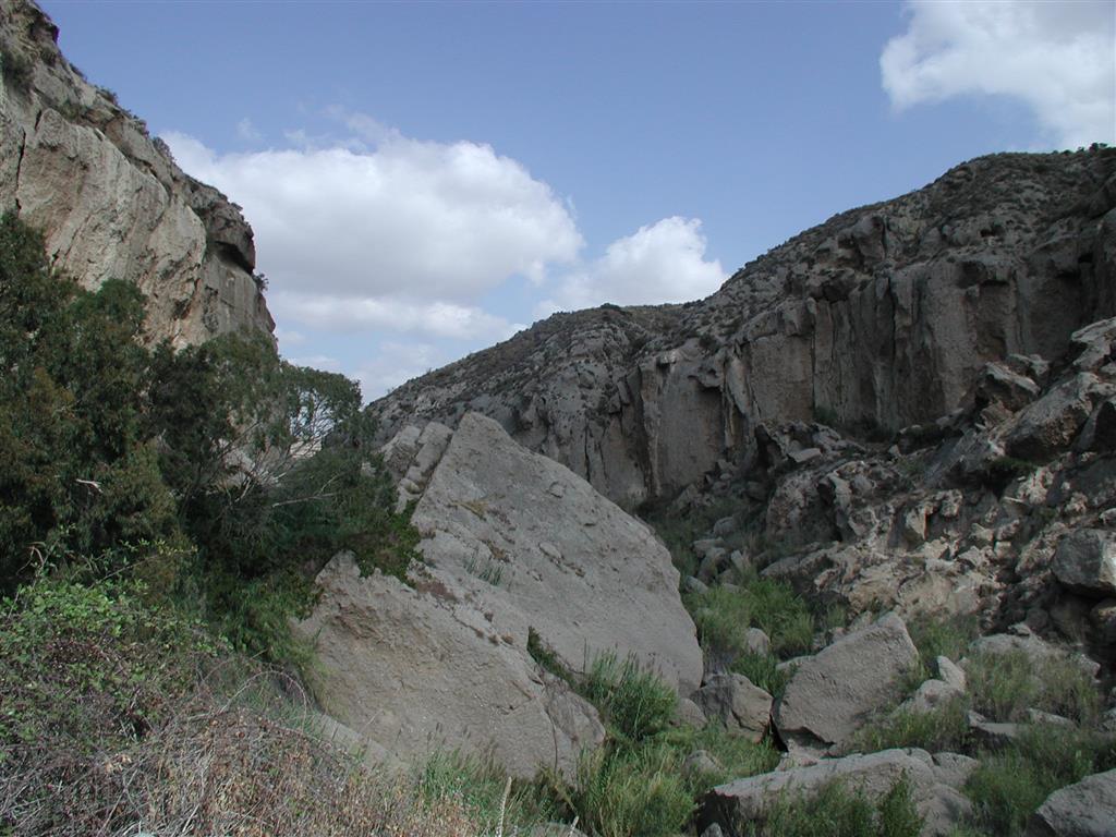 Grandes desplomes de bloques yesíferos en el escarpe yesífero del Río Aguas (Los Molinos)
