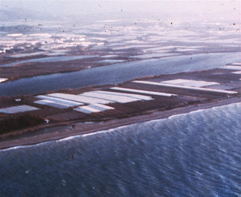 Vista aérea oblicua de las albuferas de Adra, catalogadas como parque natural. Se observa la flecha arenosa histórica que separa ambas lagunas litorales