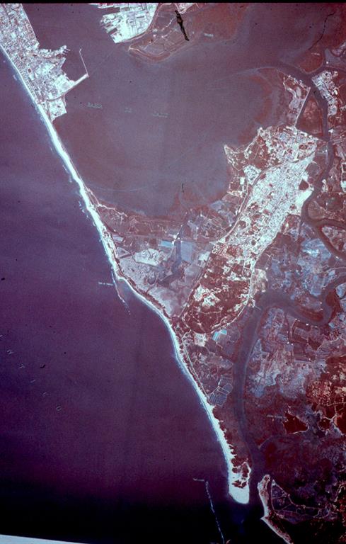 Imagen satélite donde aparecen el tómbolo Cádiz-San Fernando, la Isla del León (relieve sobre el que se ubica San Fernando, correspondiente a anticlinal diapírico elevado en Pleistoceno sup.) y al S la flecha litoral de Sancti-Petri