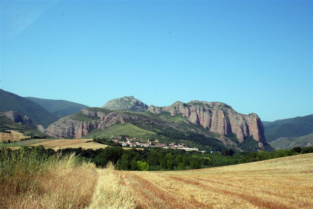 Vista general del entorno del municipio de Matute con los mallos de Matute-Tobía en primer termino y el cerro Peñalba al fondo