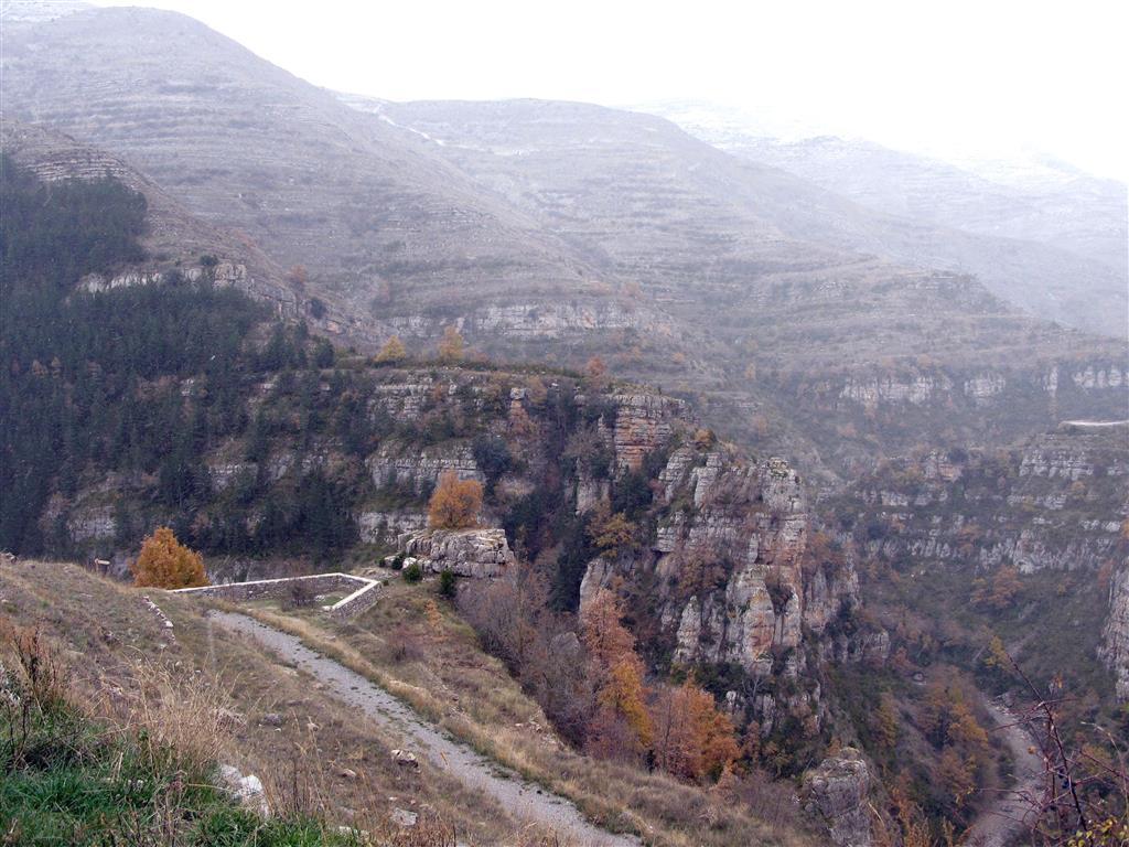 Mirador del cañón del río Leza en el tramo medio con los escarpes formados en la Fm Leza