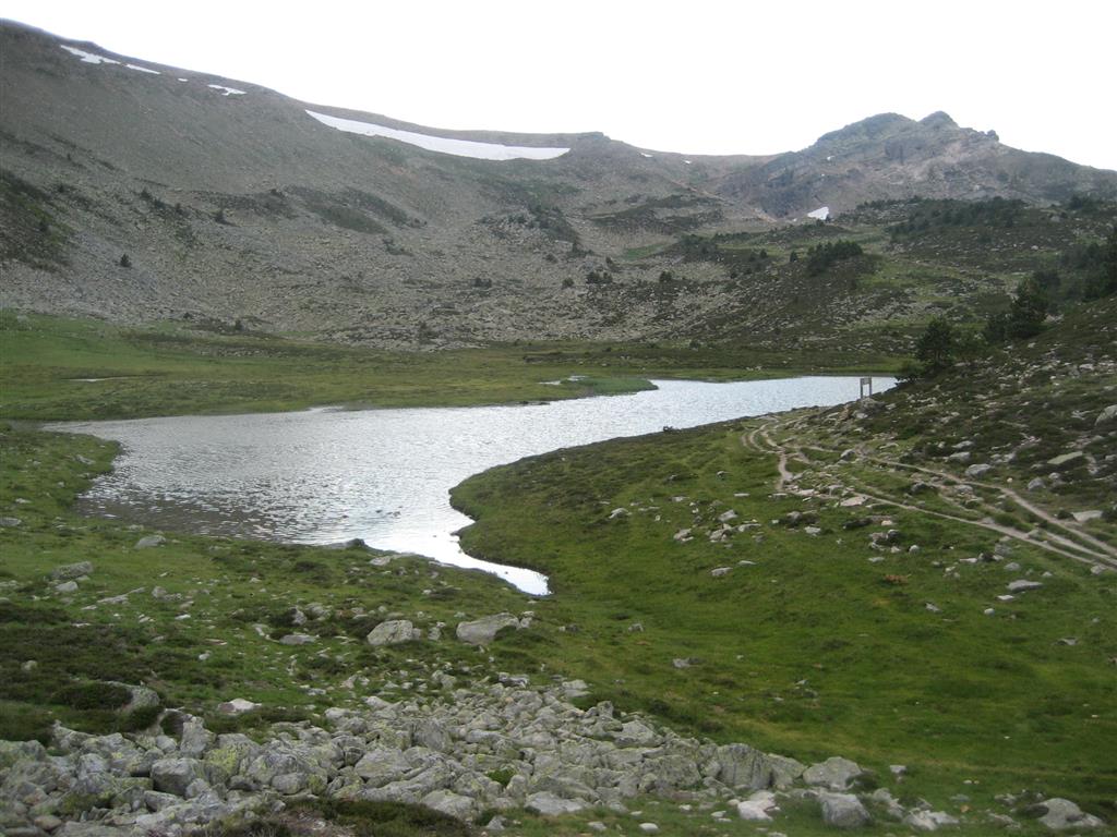 Vista general de la Laguna Larga y Picos de Urbión