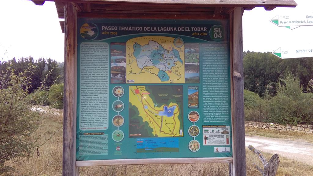 Paneles informativos en el entorno de la Laguna Grande de El Tobar. Fecha 14-9-2016.