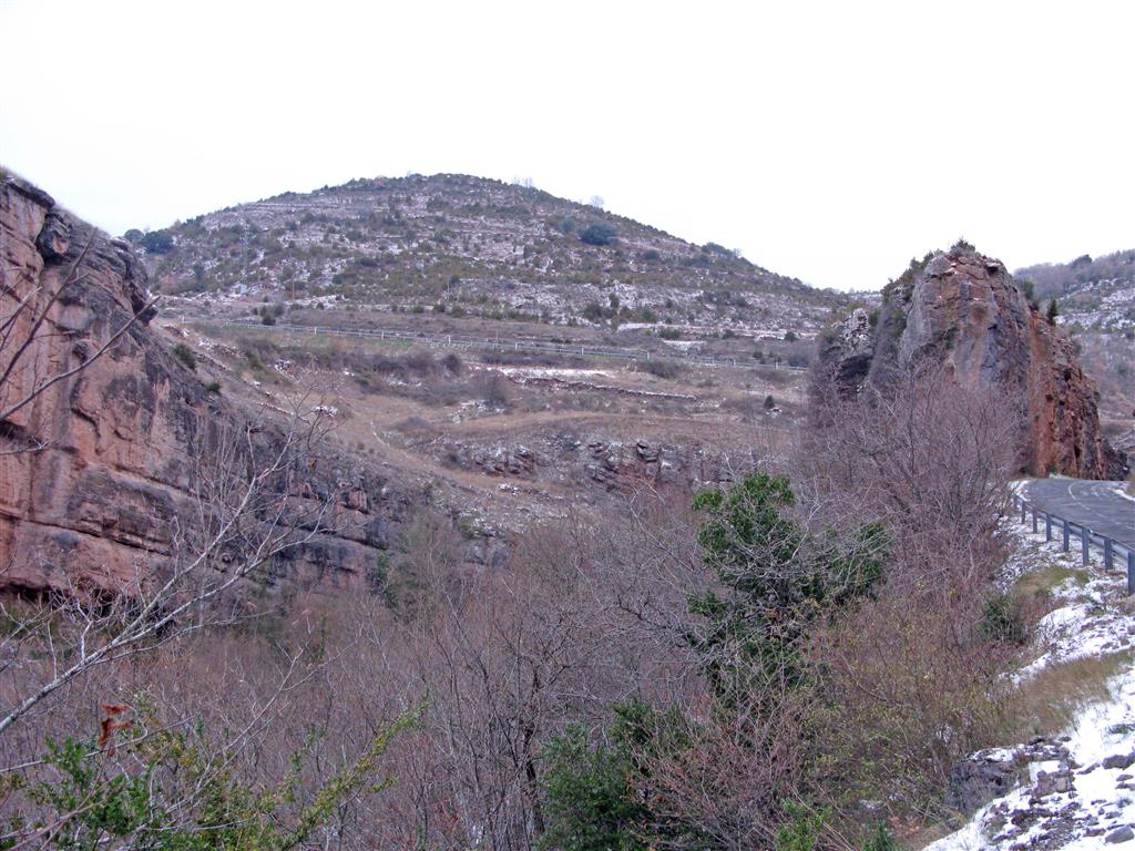 Vista de los diferentes afloramientos formados por el río Iregua y la carretera LR-330