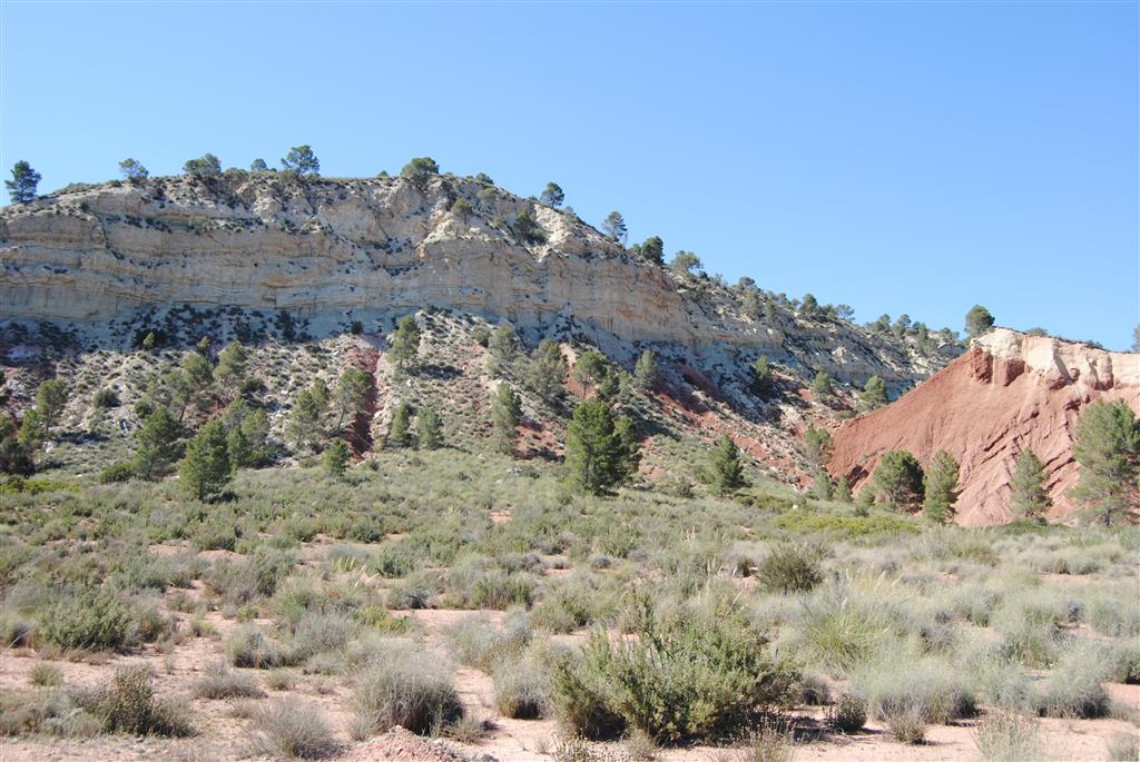 Discordancia entre el Triásico (derecha) y el Miembro Margas y Yesos de Fuente Podrida (izquierda)