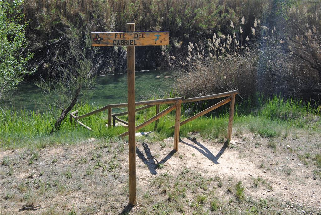 Descenso a la fuente de aguas sulfurosas en la ribera del río Cabriel, en las proximidades de los Baños de Fuente Podrida