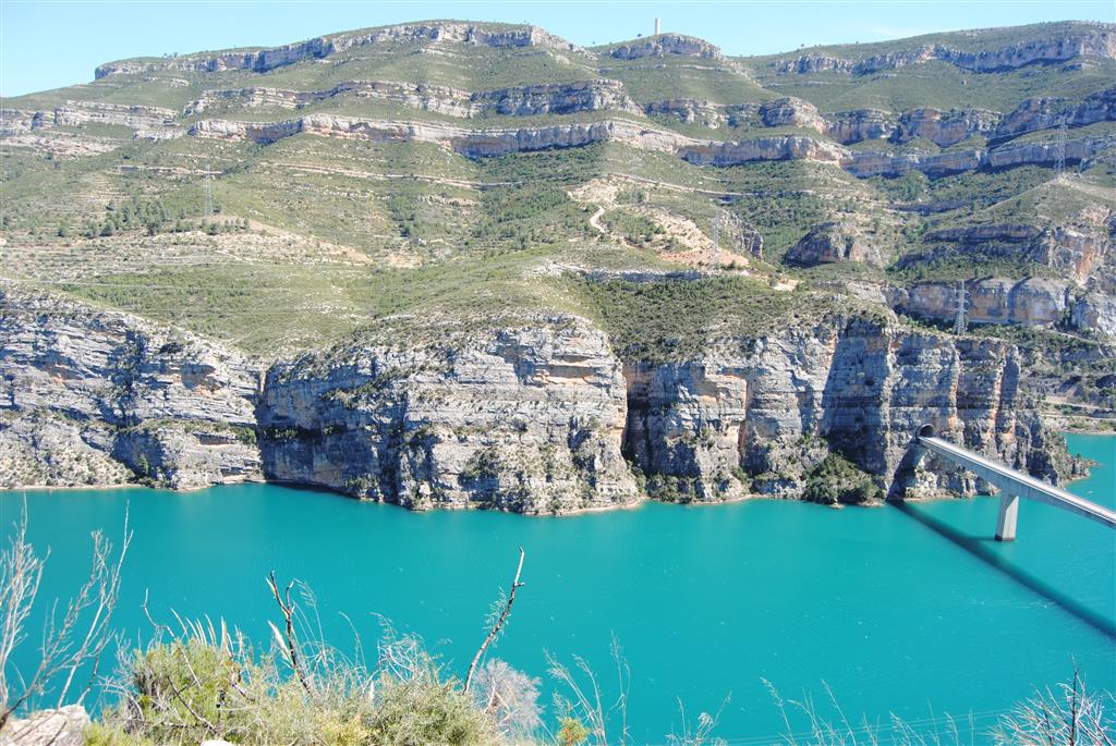 Panorámica hacia el SE, desde el mirador del Rincón del Alba. La ladera de la Muela de Pallás coincide con la del cañón del Júcar. Misma serie estratigráfica que en la foto anterior (F-IB131-01).