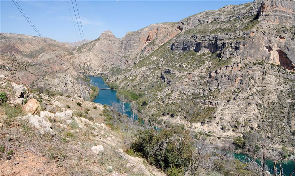 Desde las proximidades de la cerrada del embalse de Cortes Pallás, panorámica hacia el NE del cañón del Júcar en parte ocupado por la cola del embalse del Naranjero. Paraje conocido como La Muralla, formado por las dolomías tableadas del Cenomaniense medio-Coniaciense. Los niveles superiores de la ladera están constituidos por las calizas con Lacazina del Santoniense