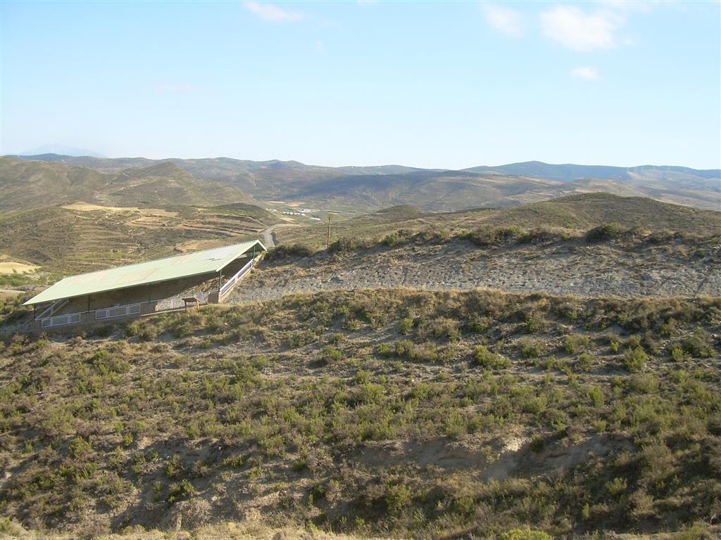 Vista completa del yacimiento de los Cayos A, que incluye la parte protegida y el resto del estrato. Foto: J. Moratalla