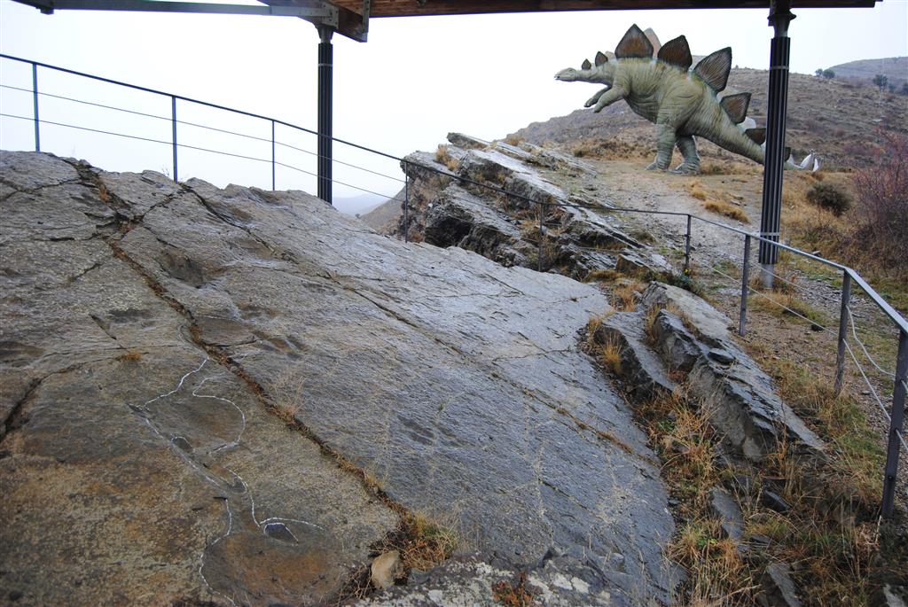 Yacimiento cubierto de Peñaportillo y recreación de un estegosaurio. Año 2021. Foto: J. Vegas
