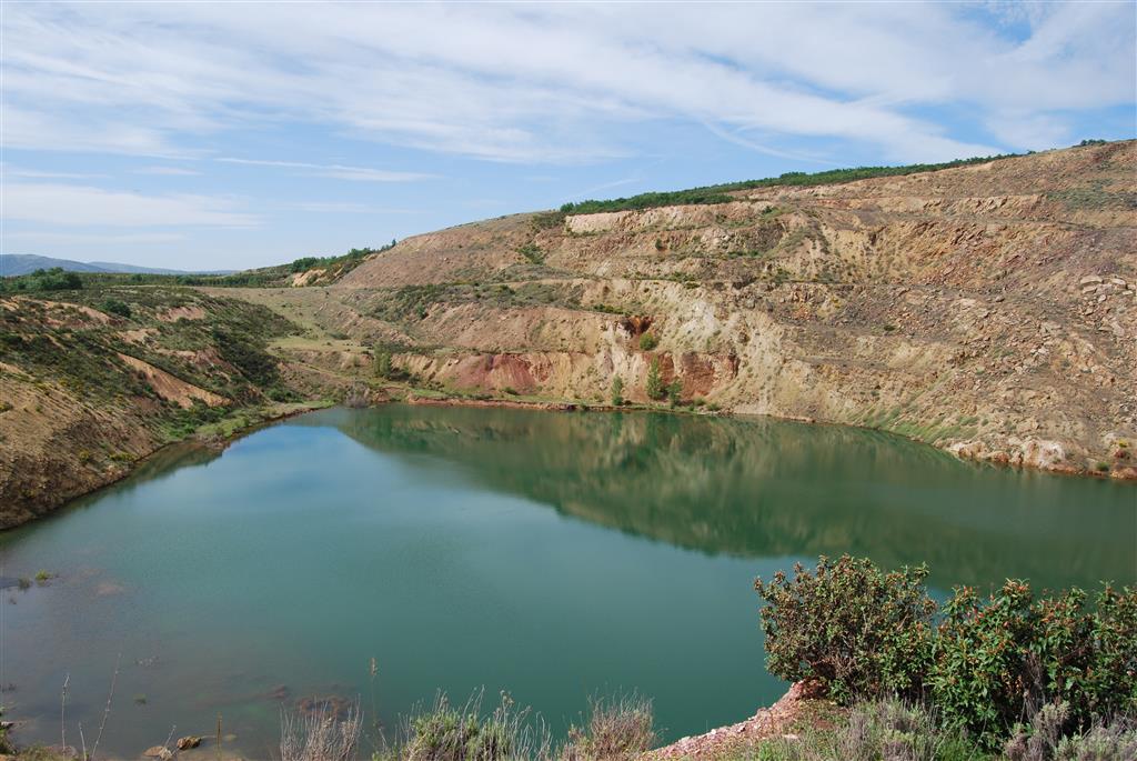 Sector Sur de la corta principal; en el centro de la imagen se observan restos de los niveles mineralizados.