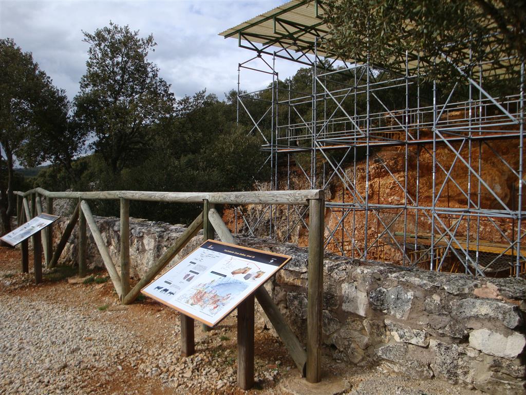 Paneles explicativos de los yacimientos paleontológicos de Gran Dolinal. Atapuerca.