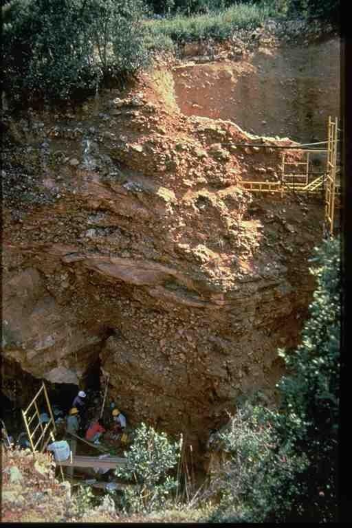 Vista parcial del yacimiento Gran Dolina en la trinchera del ferrocarril de la Sierra de Atapuerca, durante los trabajos de los años 90 del pasado siglo (foto Equipo Investigador de Atapuerca)