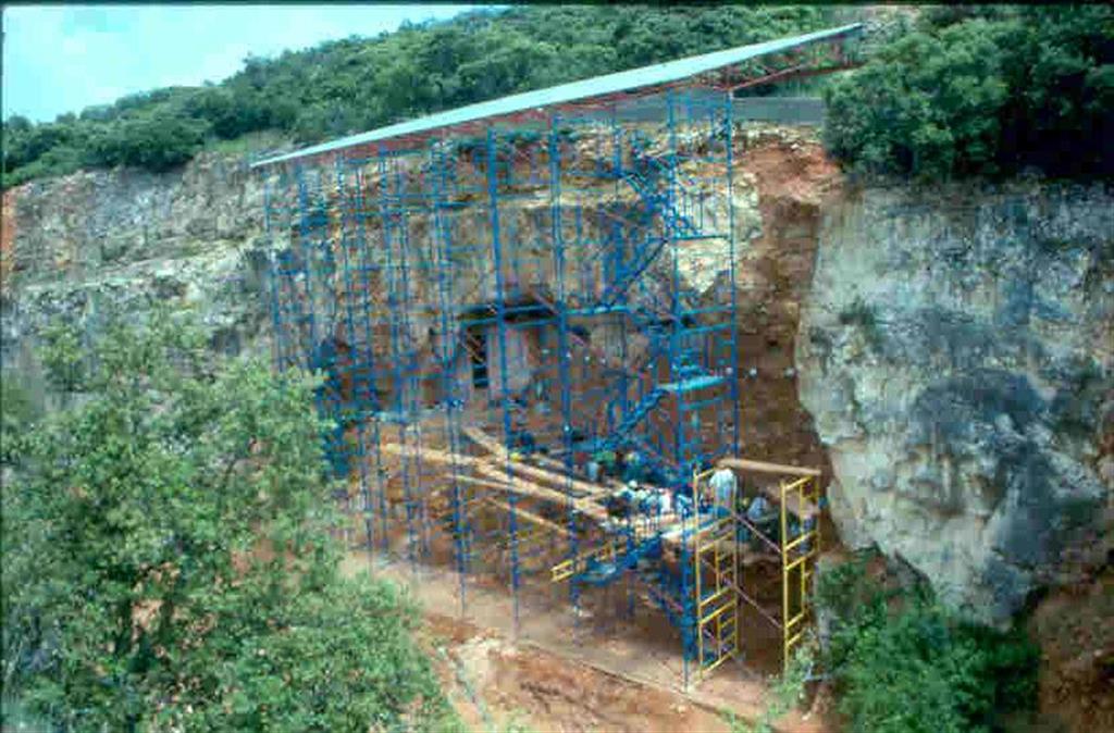 Vista general del yacimiento Galería en la trinchera del ferrocarril de la Sierra de Atapuerca, durante los trabajos de los años 90 del pasado siglo (foto Equipo Investigador de Atapuerca)