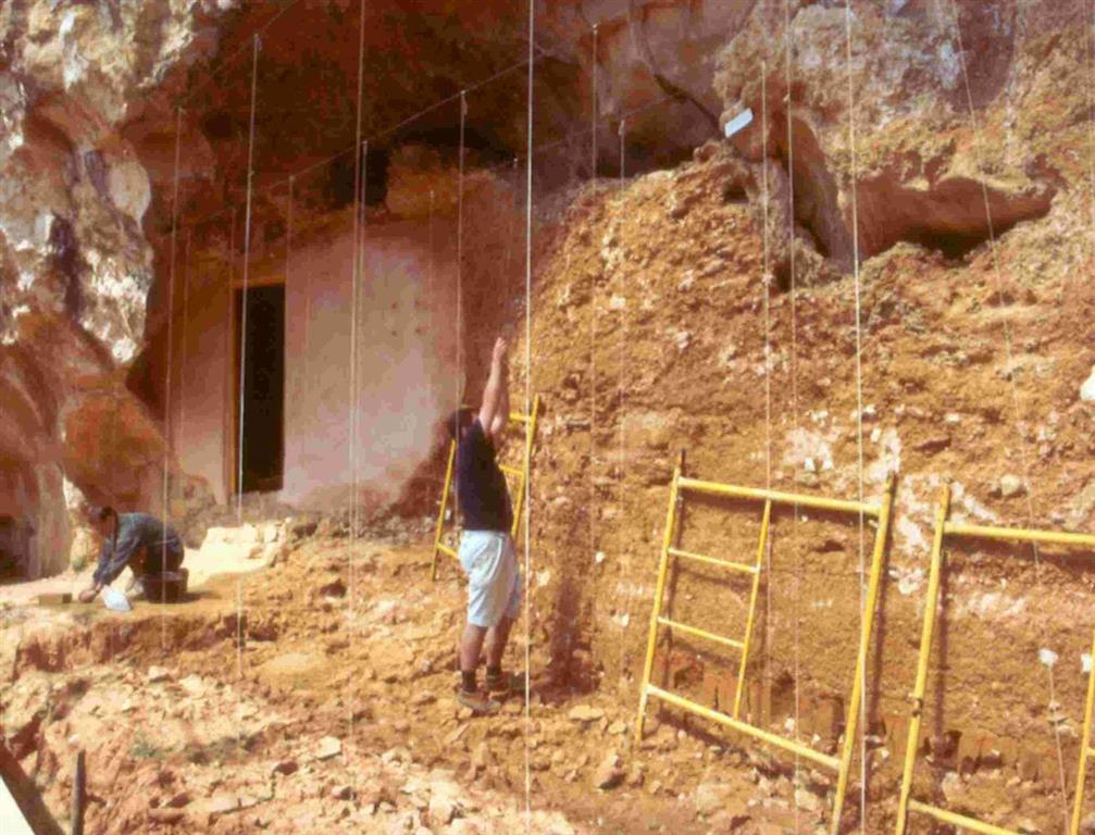 Vista general del yacimiento Galería en la trinchera del ferrocarril de la Sierra de Atapuerca, durante los trabajos de los años 90 del pasado siglo (foto Equipo Investigador de Atapuerca)