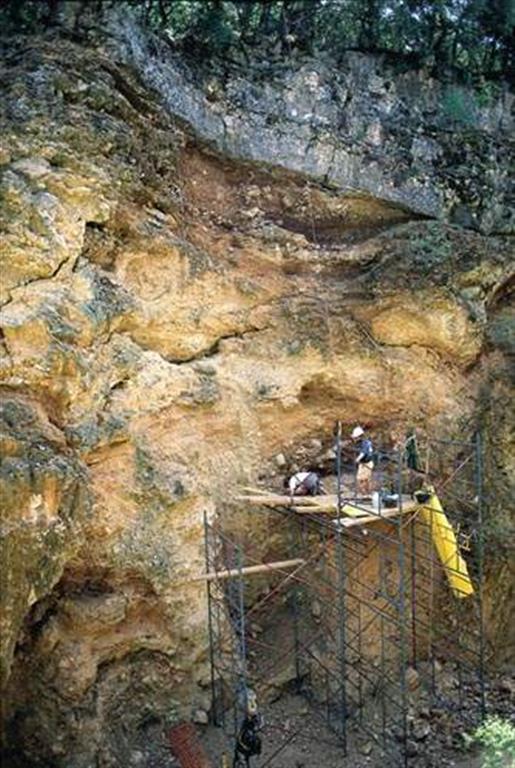 Detalle de la excavación del yacimiento Sima del Elefante en la trinchera del ferrocarril de la Sierra de Atapuerca, durante los trabajos de los años 90 del pasado siglo (foto Equipo Investigador de Atapuerca)