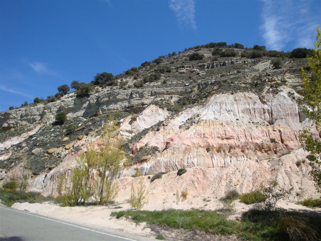 Cuarzoarenitas con matriz arcillosa (caolinita) y niveles de gravas del Cenomaniense Superior (Fm. Utrillas). Por encima se encuentran las calizas del Turoniense Superior de la Formación Picofrentes.
