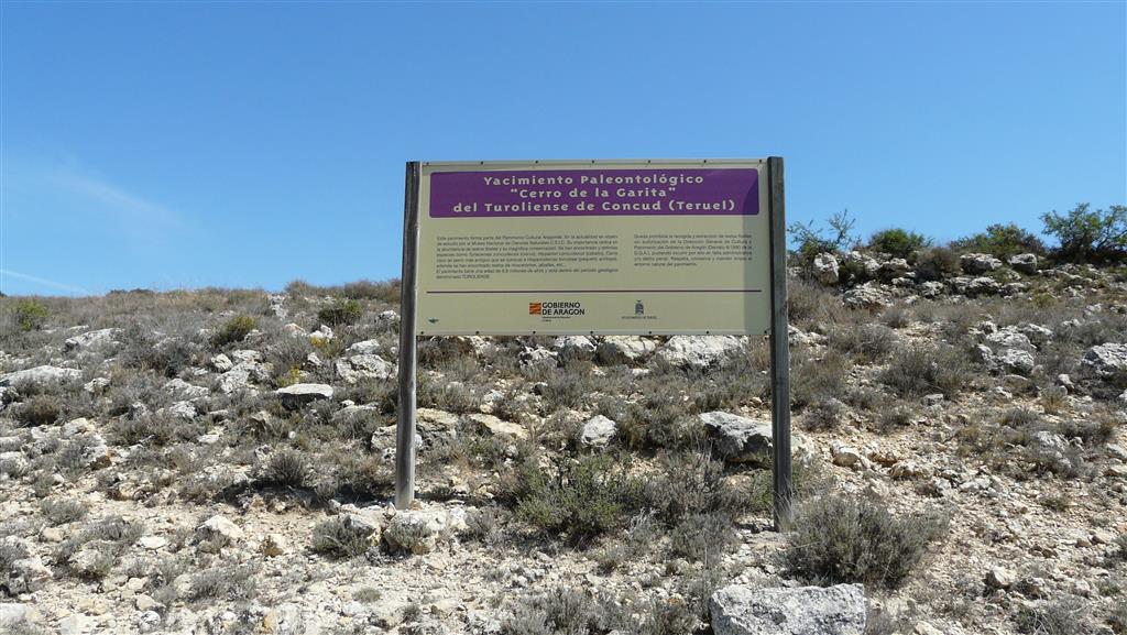 Panel informativo institucional en el yacimiento de Concud “Cerro de la Garita”.