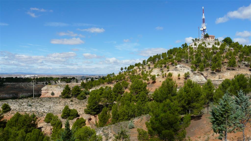 Cerro en el que se sitúa la Ermita de Santa Bárbara (vista desde el Este) sobre las unidades miocenas que constituyen el LIG Estratotipo del Turoliense ( la ciudad de Teruel se observaría a la izquierda de la imagen, al Sur de Santa Bárbara).