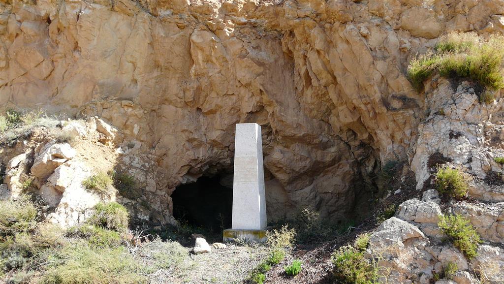 Monumento que homenajea la actividad paleontológica de Rafael Adrover sobre el Turoliense.