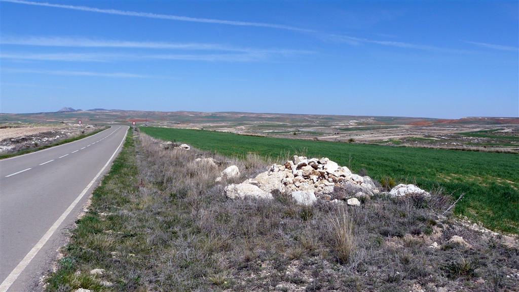 Aproximación desde Concud a Celadas, carretera de Sur a Norte, con vistas de los cerros alfambrienses al Este (dcha de la imagen)