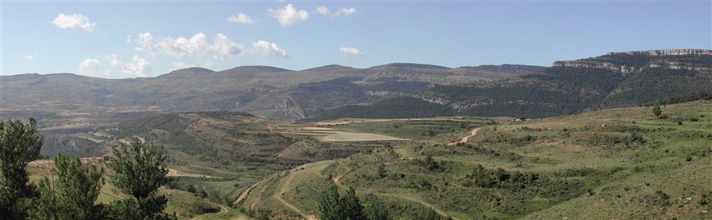 Pliegue en rodilla y cluse del Barranco del Carrascal (al fondo) desde la falda sur de la Muela de Monchén, cerca del Mas del Hostalejo(715.652, 4.491.031).