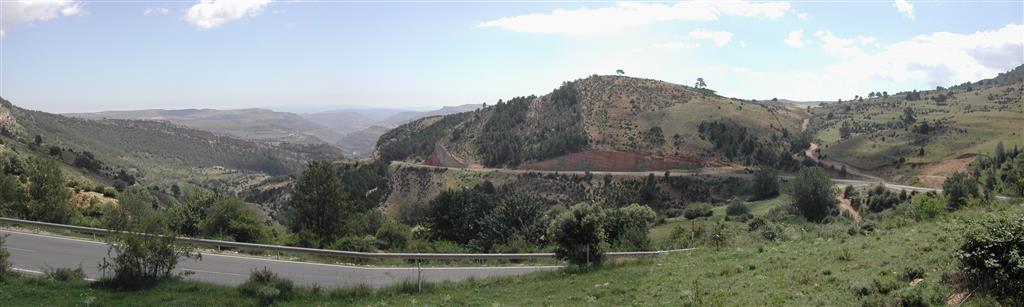 Vista hacia el ESE del corte estratigráfico del Cretácico en el cluse del pliegue en rodilla del Barranco del Carrascal (anticlinal del Cuarto Pelado), entre los km 84 y 87 de la carretera A-226 (714.576, 4.489.178).