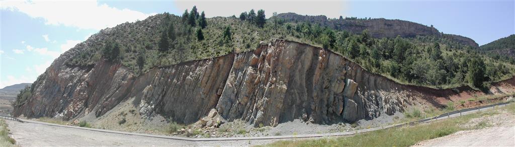 Corte estratigráfico del Cretácico en el cluse del pliegue en rodilla del Barranco del Carrascal (anticlinal del Cuarto Pelado), junto a la curva del km 86,6 de la carretera A-226 (716.806, 4.488.349).