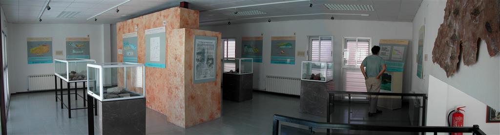 (674.029, 4.384.635). Panorámica de la sala principal del museo geológico de Chera.