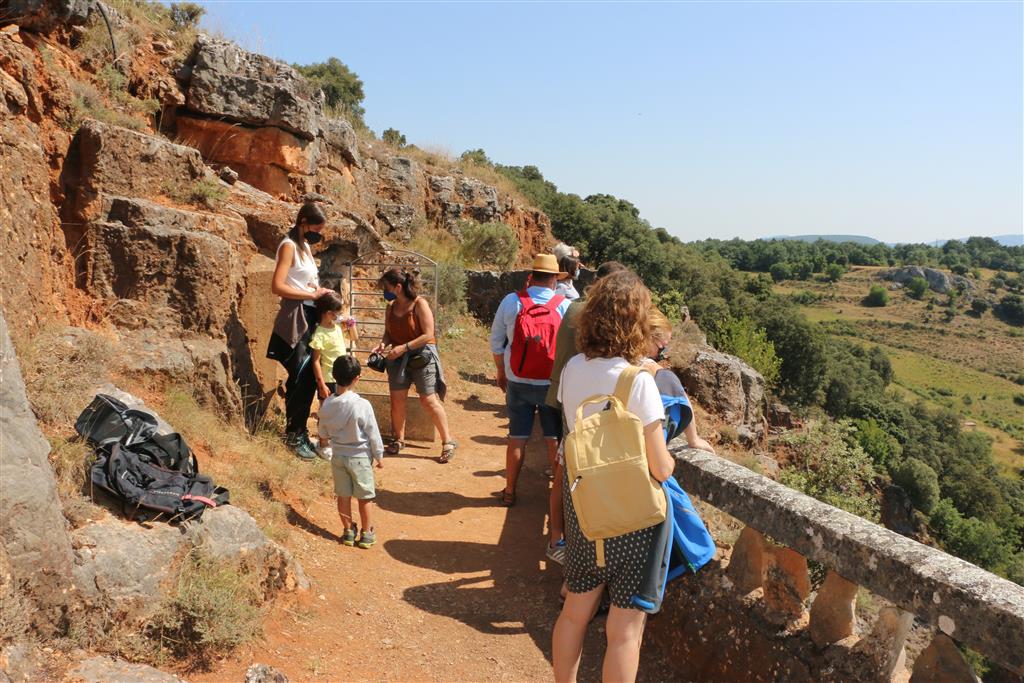 Acceso de un grupo de visitantes a la Gruta de la Paz