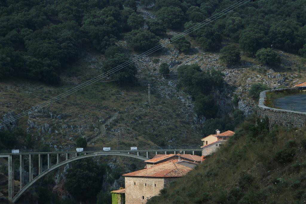 Aspecto exterior del Exokasrst sobre las dolomías del Dogger donde se encuentra el complejo kárstico y entorno del barranco de los Albercos