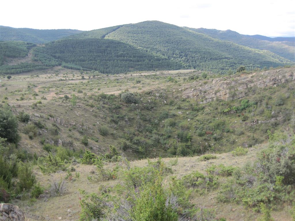 La dolina la Covaza es disimétrica y muestra un flaco sur mucho más suave