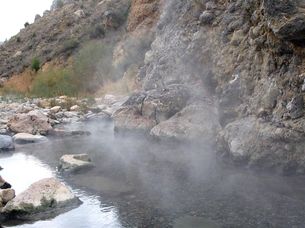 Emanación de vapor de agua en el cauce del río Cidacos debido a una de las surgencias termales