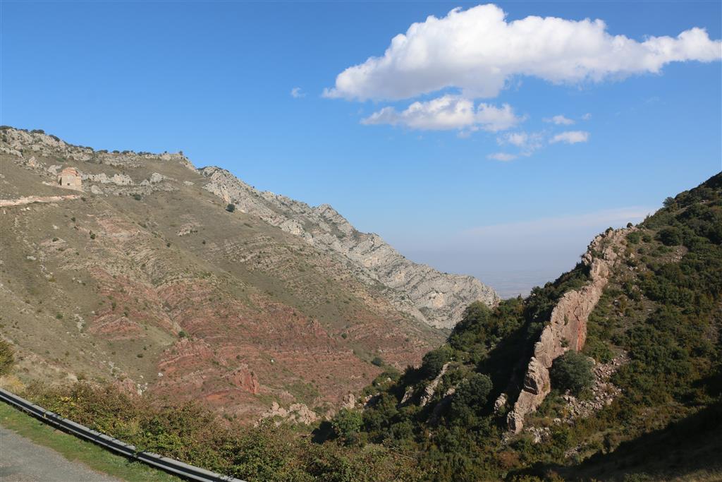 Peñas de Calvijo en primer termino y serie estratigráfica del monte Laturce. En la parte superior izquierda se puede observar la ermita de Santiago