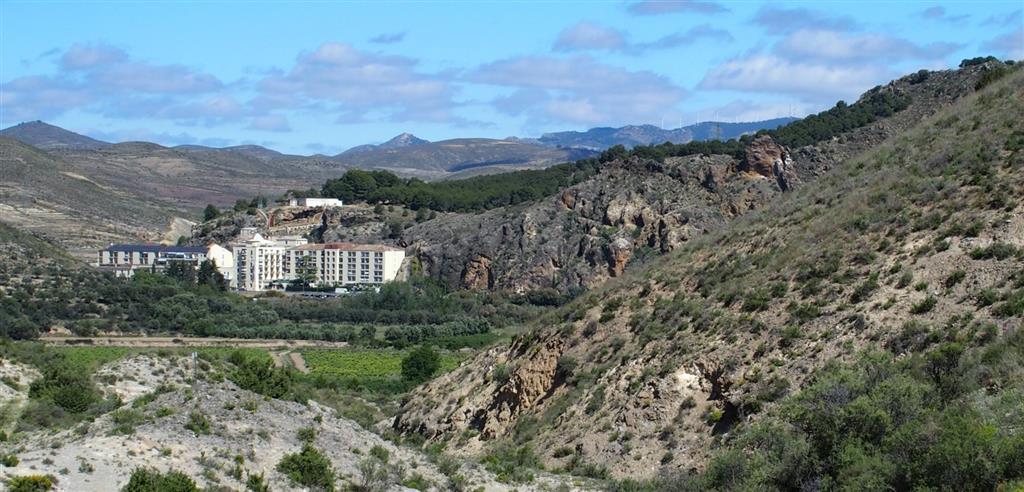 Otra vista general de Baños de Fitero y los resaltes rocosos mesozoicos en donde afloran las principales surgencias termales.