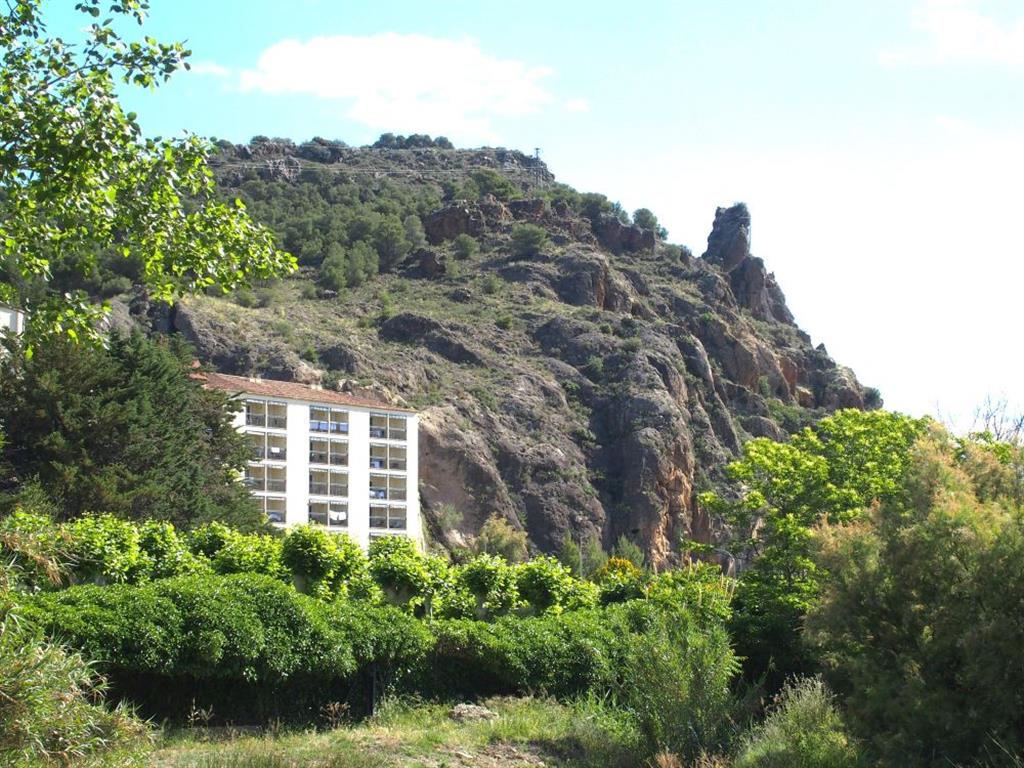 Balneario de Fitero, a los pies del farallón rocoso jurásico.