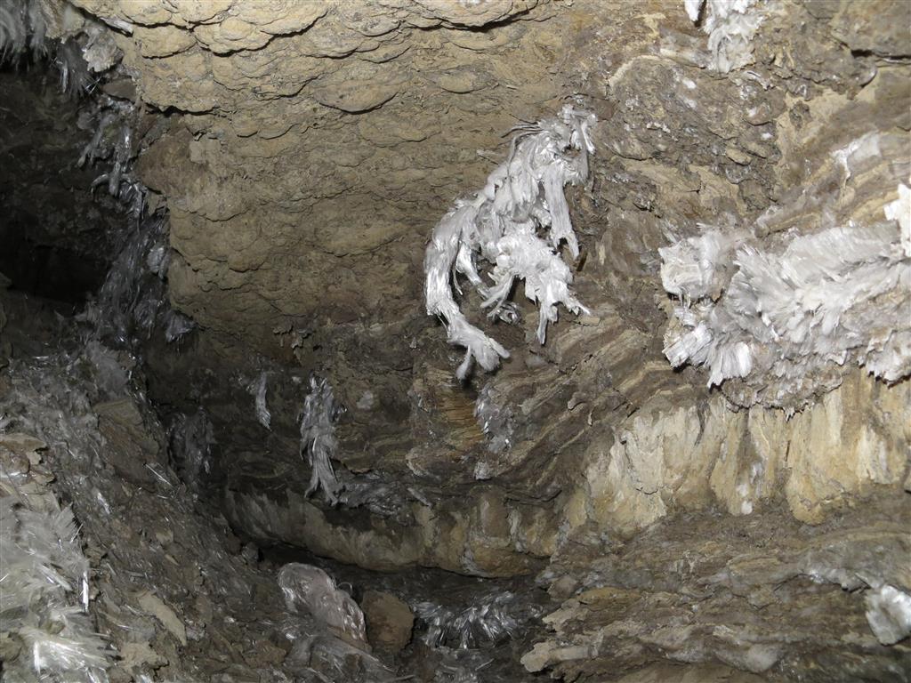 Galería con penachos de cristales de epsomita en paredes y techo