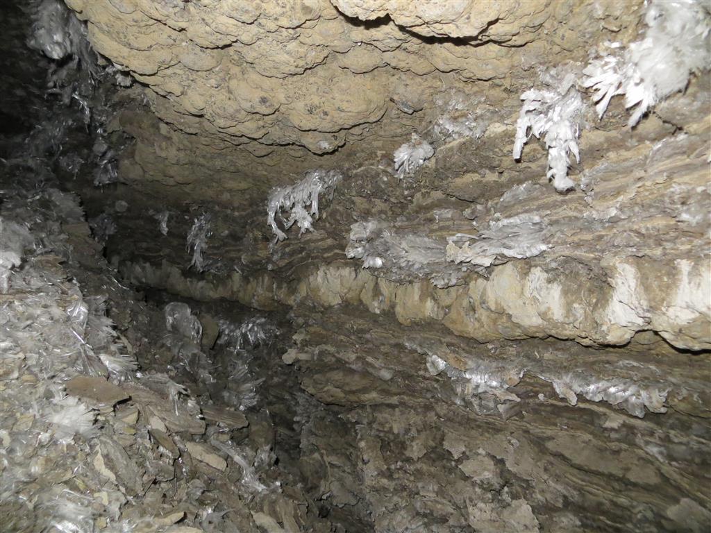 Galería con penachos de cristales de epsomita en paredes y techo