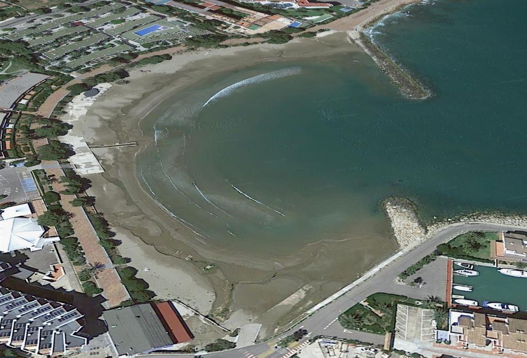 Vista aérea de la playa de Las Fuentes de Alcossebre. © 2020 Google, TerraMetrics