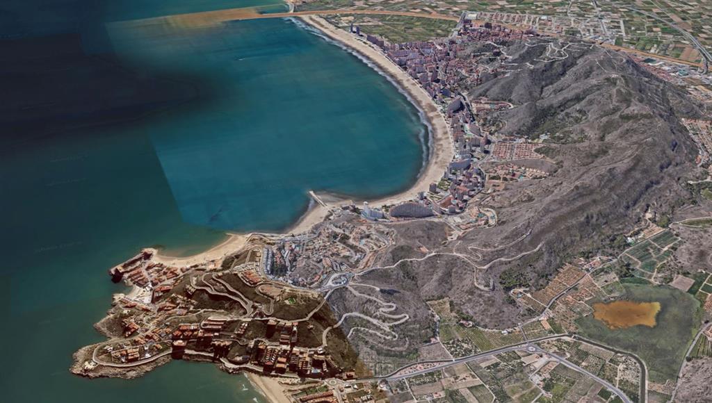 Vista aérea acantilado de Cullera, playa y desembocadura del río Turia. © 2020 Google, IGN