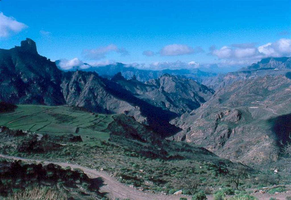 Panorámica general del Barranco de Tejeda, en el entorno de la Caldera. A la Izda. Roque Bentaiga