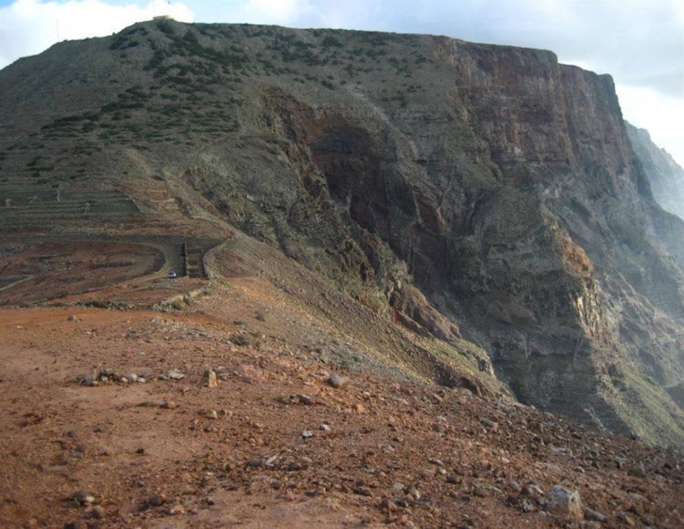 Cabecera de valle a la izquierda de la imagen que ha sido seccionada por el deslizamiento de Famara