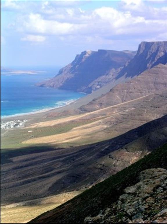 Vista del acantilado de Famara en dirección Norte desde Las Laderas